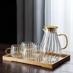 Glaswasserflasche mit großem Fassungsvermögen – Krug mit vertikalen Streifen für heiße und kalte Getränke