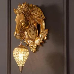 Goldene Pferde-Wandlampe – Künstlerisches Reiterdekor
