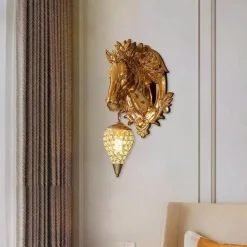 Goldene Pferde-Wandlampe – Künstlerisches Reiterdekor
