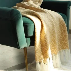 Goldene Strickdecke – luxuriös weicher Sofa- und Bettüberwurf