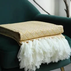 Goldene Strickdecke – luxuriös weicher Sofa- und Bettüberwurf