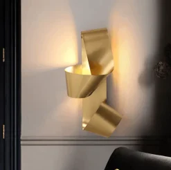 Goldene Wandleuchte – Elegante Dekobeleuchtung