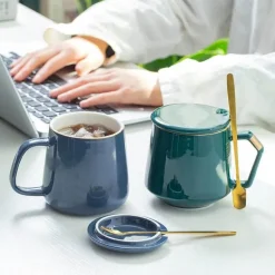 Goldenes Keramikbecher-Set mit Deckel und Löffel – 400 ml für Kaffee, Wasser und Milch