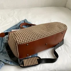 Große Sporttasche mit Hahnentrittmuster – Vielseitiges Reise- und Übernachtungsgepäck