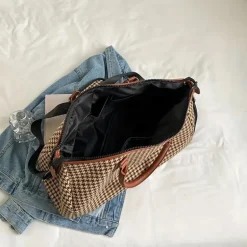 Große Sporttasche mit Hahnentrittmuster – Vielseitiges Reise- und Übernachtungsgepäck