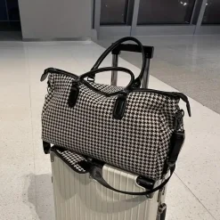 Große Sporttasche mit Hahnentrittmuster – Vielseitiges Reise- und Übernachtungsgepäck