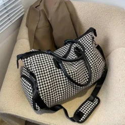 Große Sporttasche mit Hahnentrittmuster – Vielseitiges Reise- und Übernachtungsgepäck