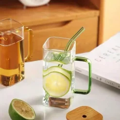 Großer quadratischer Becher mit Strohhalm – stilvolles Trinkgeschirr für jedes Getränk