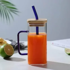 Großer quadratischer Becher mit Strohhalm – stilvolles Trinkgeschirr für jedes Getränk