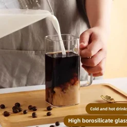 Großer quadratischer Becher mit Strohhalm – stilvolles Trinkgeschirr für jedes Getränk