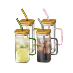 Großer quadratischer Becher mit Strohhalm – stilvolles Trinkgeschirr für jedes Getränk