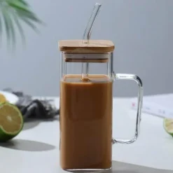 Großer quadratischer Becher mit Strohhalm – stilvolles Trinkgeschirr für jedes Getränk