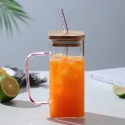 Großer quadratischer Becher mit Strohhalm – stilvolles Trinkgeschirr für jedes Getränk