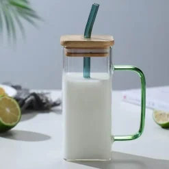 Großer quadratischer Becher mit Strohhalm – stilvolles Trinkgeschirr für jedes Getränk