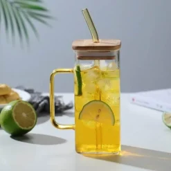 Großer quadratischer Becher mit Strohhalm – stilvolles Trinkgeschirr für jedes Getränk