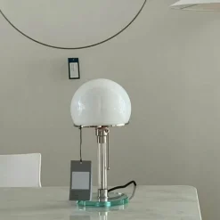 Halbkugelförmige Tischlampe aus Glas – stilvolle, moderne Akzentbeleuchtung für die Inneneinrichtung
