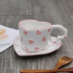 Handbemalte Tasse mit Herzgriff, Liebestasse, rosa Keramiktasse