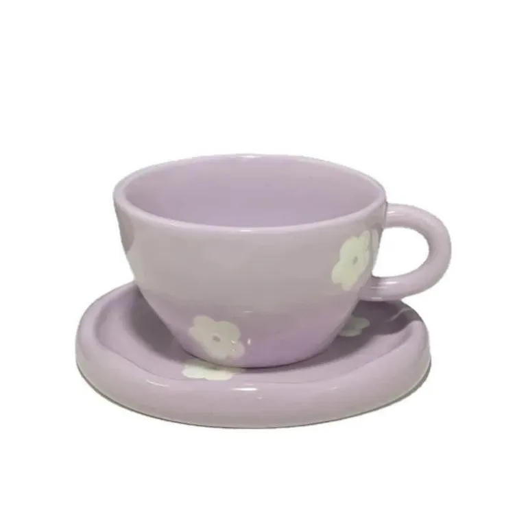 Handbemaltes Kaffeetassen- und Untertassen-Set mit lila Blumen - Teeservice aus Keramik