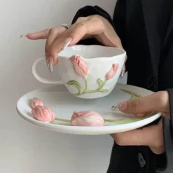 Handgefertigte Keramiktasse mit 3D-Prägung in Tulpenform – Tasse mit elegantem Blumendesign