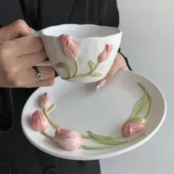 Handgefertigte Keramiktasse mit 3D-Prägung in Tulpenform – Tasse mit elegantem Blumendesign