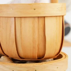 Handgefertigter Holzkorb - Kunsthandwerkerdekor im französischen Marktstil