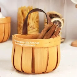 Handgefertigter Holzkorb - Kunsthandwerkerdekor im französischen Marktstil