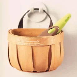 Handgefertigter Holzkorb - Kunsthandwerkerdekor im französischen Marktstil