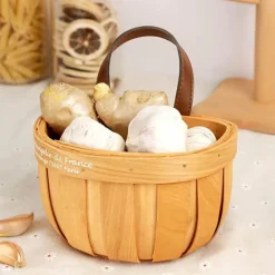 Handgefertigter Holzkorb - Kunsthandwerkerdekor im französischen Marktstil