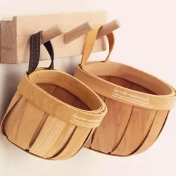 Handgefertigter Holzkorb - Kunsthandwerkerdekor im französischen Marktstil