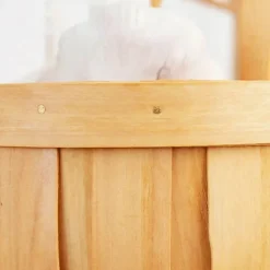 Handgefertigter Holzkorb - Kunsthandwerkerdekor im französischen Marktstil