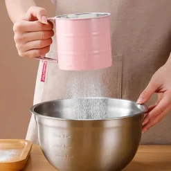 Handgehaltenes halbautomatisches Mehlsieb – Küchen- und Backwerkzeug