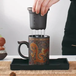 Handgemachte Yixing Teetasse mit Deckelsieb - Drachen Lila Ton Teetasse