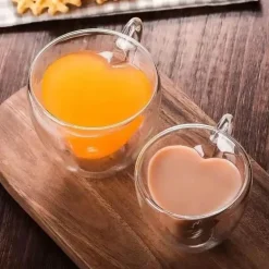 Herzförmiger doppelwandiger Glasbecher mit Henkel für Kaffee, Tee, Milch und Saft