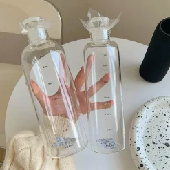 Hitzebeständige Glaswasserflasche - Stilvolles Zeitskalen-Design