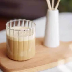 Hitzebeständiger geriffelter Glasbecher – nordisches Design für Wasser, Saft, Milch, Whisky