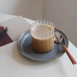 Hitzebeständiger geriffelter Glasbecher – nordisches Design für Wasser, Saft, Milch, Whisky