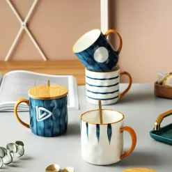 Japanische Keramiktasse mit Löffeldeckel – Elegante Teetasse
