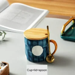 Japanische Keramiktasse mit Löffeldeckel – Elegante Teetasse