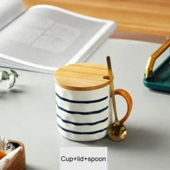 Japanische Keramiktasse mit Löffeldeckel – Elegante Teetasse