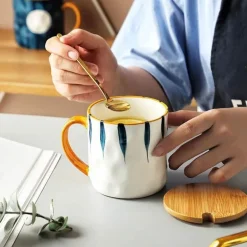 Japanische Keramiktasse mit Löffeldeckel – Elegante Teetasse