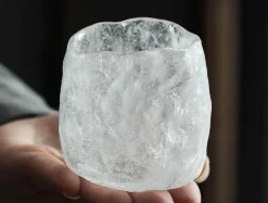 Japanische Teetasse aus Keramik – handgefertigtes Trinkgeschirr mit Eisglasur