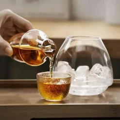 Japanisches Weinflaschen- und Becherset aus Glas mit Stövchen – elegantes Trinkgeschirr für besondere Anlässe