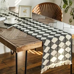 Jute-Tischläufer mit Quasten – rustikaler Akzent für die Inneneinrichtung