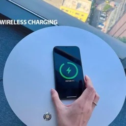 Kabellose Ladelampe aus Holz – sanft leuchtendes Schreibtischlicht