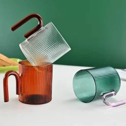 Kaffeebecher aus geriffeltem Glas – bunter, hitzebeständiger Griff