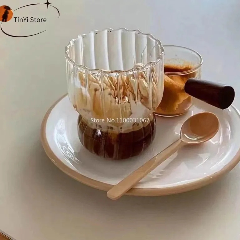 Kaffeetasse aus Glas mit vertikalen Streifen – stilvolles Trinkgeschirr für Milch, Tee, Saft
