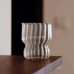 Kaffeetasse aus Glas mit vertikalen Streifen – stilvolles Trinkgeschirr für Milch, Tee, Saft