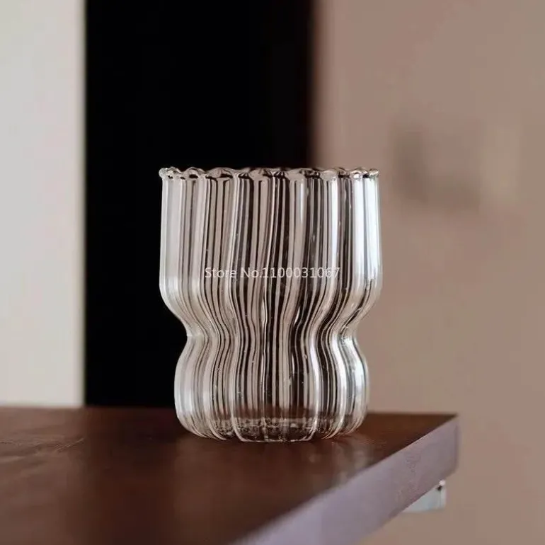 Kaffeetasse aus Glas mit vertikalen Streifen – stilvolles Trinkgeschirr für Milch, Tee, Saft