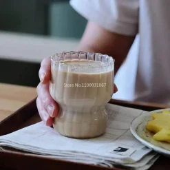 Kaffeetasse aus Glas mit vertikalen Streifen – stilvolles Trinkgeschirr für Milch, Tee, Saft