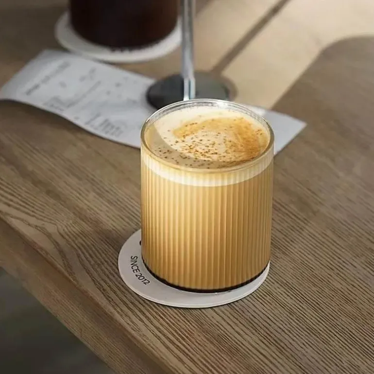 Kaffeetasse aus Glas mit vertikalen Streifen – stilvolles Trinkgeschirr für Milch, Tee, Saft